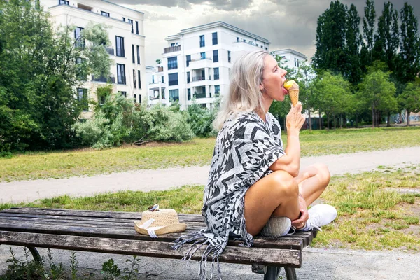 Beautiful Blond Woman Sitting Bench Park Eating Ice Cream — Stock Photo, Image