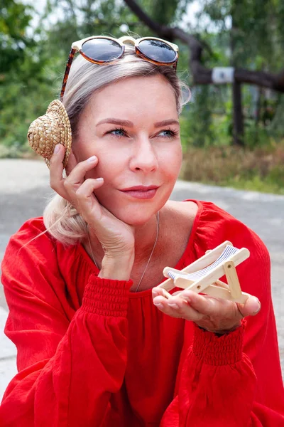 Retrato Mujer Rubia Mirando Ansiosamente Silla Sol Miniatura — Foto de Stock