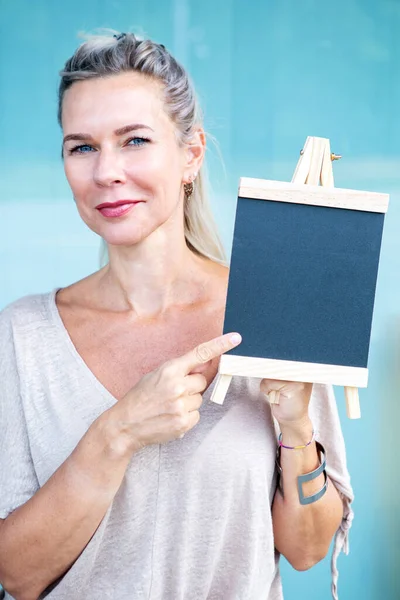 Portrait Blond Woman Holding Chalboard — Stock Photo, Image