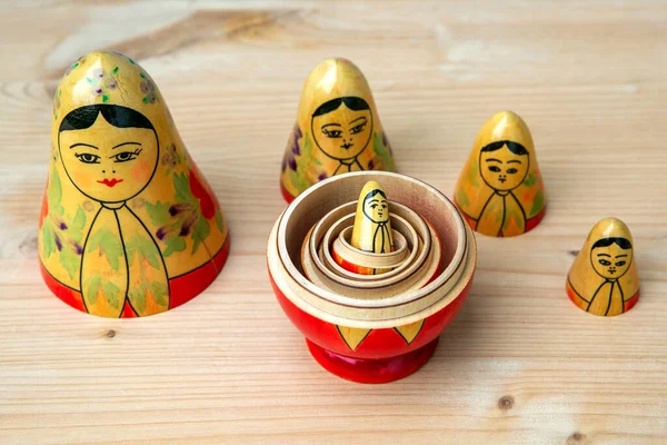 Sekelompok Boneka Rusia Atas Meja Kayu — Stok Foto