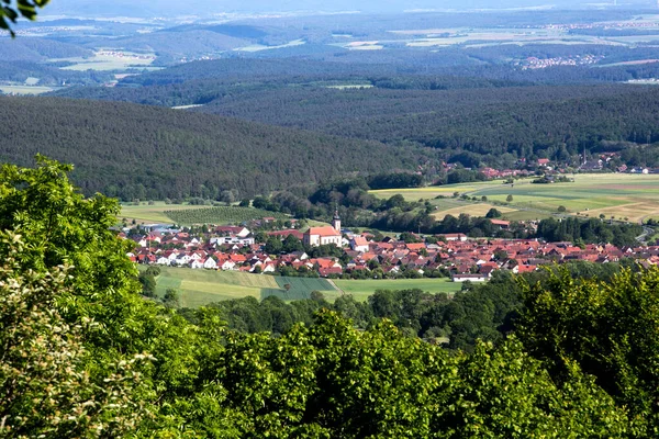 Panoramiczny Widok Zieloną Dolinę Małą Wioską Bawarii — Zdjęcie stockowe