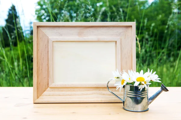 Houten Fotolijstje Tafel Met Miniatuur Gieter Madeliefjes Buiten Natuur — Stockfoto