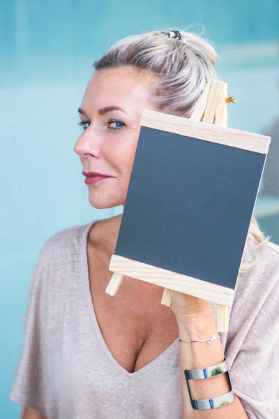 Retrato Una Mujer Rubia Sosteniendo Una Pizarra — Foto de Stock