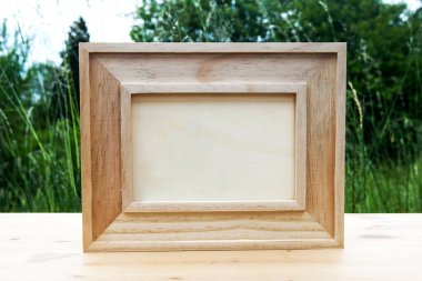 Doğada boş ahşap çerçeve masa üzerinde