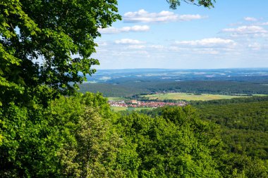 Bavyera 'daki küçük köylü yeşil vadinin panoramik manzarası