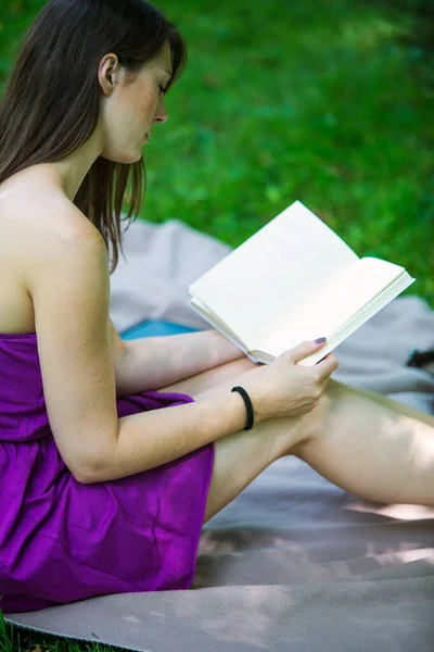 Ung Brunett Kvinna Sitter Filt Parken Och Läser Bok — Stockfoto