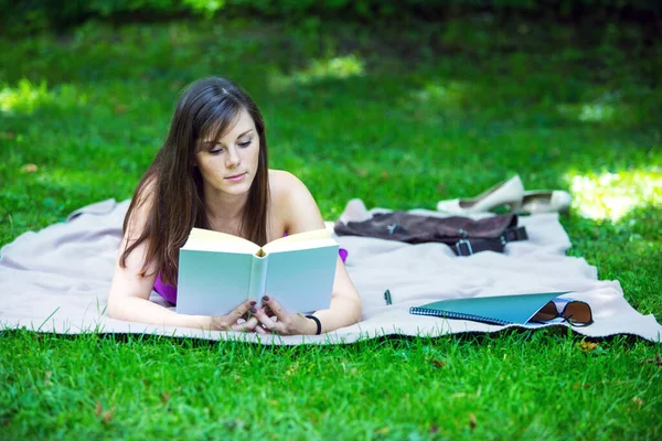 Jovem Morena Deitada Cobertor Parque Lendo Livro — Fotografia de Stock