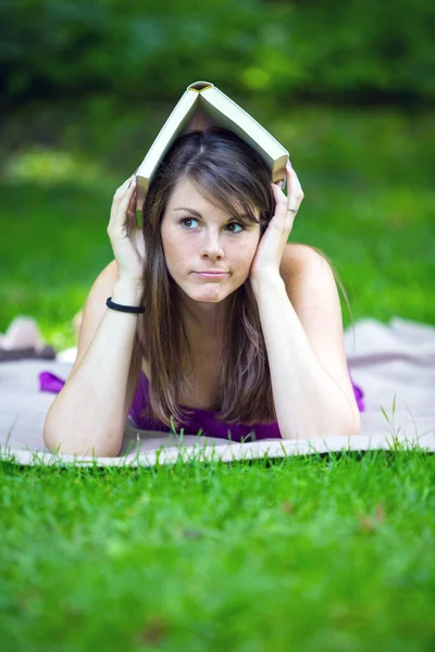 Joven Morena Acostada Una Manta Parque Con Libro Cabeza Mirando — Foto de Stock