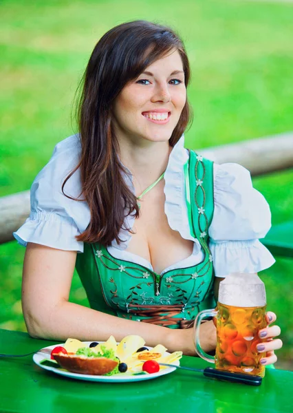 Jong Bavariaans Vrouw Dirndl Zitten Aan Tafel Bier Tuin Met — Stockfoto