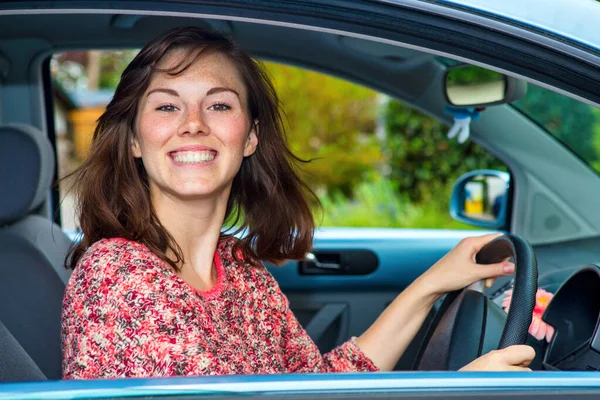Retrato Una Joven Morena Conduciendo Coche Sonriendo Por Ventana — Foto de Stock