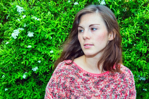 Portrait Young Brunette Woman Front Green Bush — Stock Photo, Image