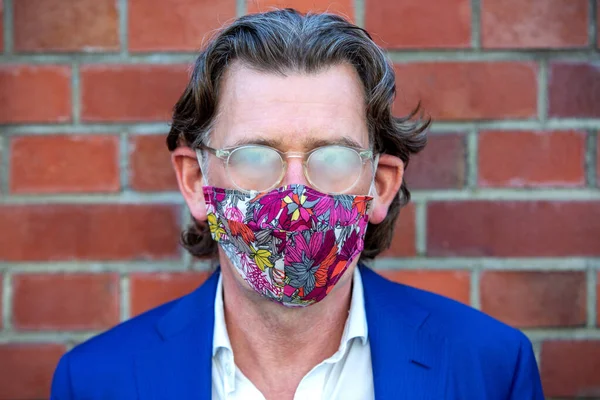 Retrato Homem Negócios Usando Máscara Facial Com Seus Óculos Embustados — Fotografia de Stock