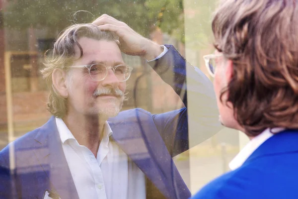 Porträtt Stilig Affärsman Tittar Sin Spegelbild Fönstret Utanför — Stockfoto