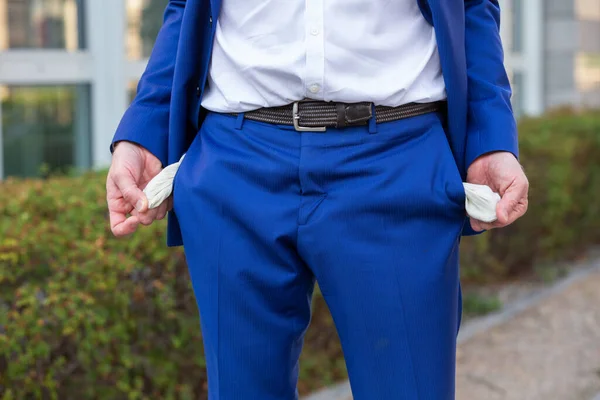 Close Van Zakenman Blauwe Broek Toont Zijn Lege Zakken — Stockfoto