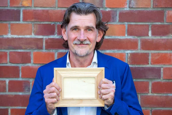 Homem Negócios Bonito Seus Anos Terno Azul Segurando Uma Moldura — Fotografia de Stock