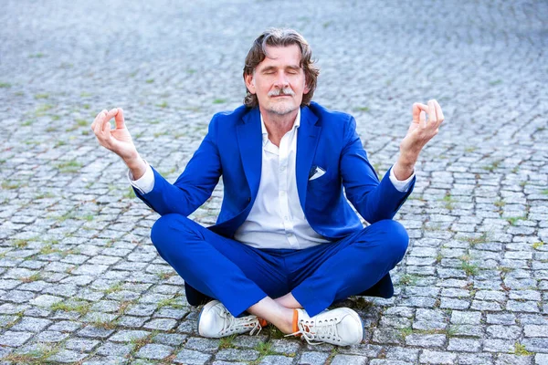 Homem Negócios Bonito Seus Anos Sentado Calçada Meditando — Fotografia de Stock