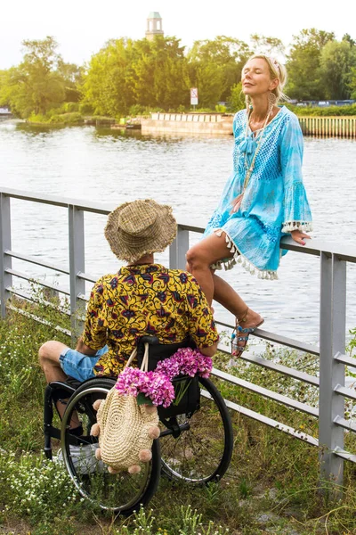 Blond Vrouw Zitten Door Rivier Genieten Van Zon Naast Een — Stockfoto