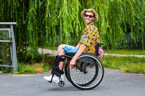 公園の屋外で車椅子に座って笑顔で — ストック写真