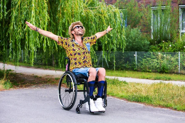 Jonge Man Zit Een Rolstoel Buiten Spreidt Zijn Armen — Stockfoto