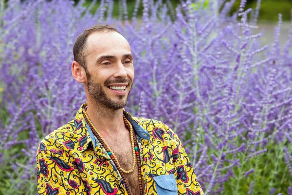 Retrato Hombre Barbudo Guapo Frente Campo Flores Púrpuras —  Fotos de Stock