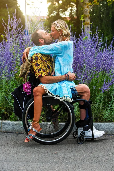 Jonge Man Rolstoel Met Vrouw Zitten Zijn Schoot Zoenen Hem — Stockfoto