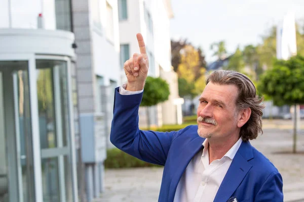 Retrato Del Hombre Negocios Sus Años Parado Afuera Señalando Algo — Foto de Stock