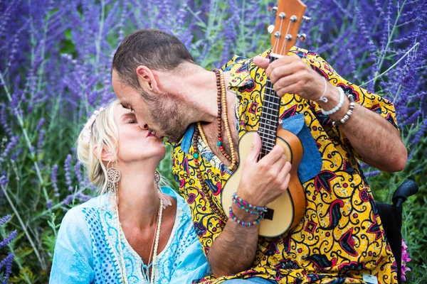 Homem Cadeira Rodas Com Uma Guitarra Beijando Mulher Loira Frente — Fotografia de Stock