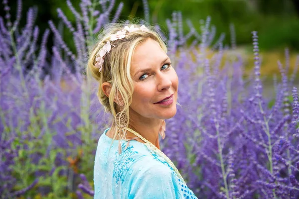 Vacker Blond Kvinna Årsåldern Står Ett Fält Lila Blommor — Stockfoto