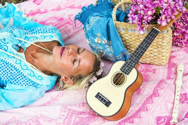 Mujer Rubia Años Vestido Azul Acostada Aire Libre Sobre Una —  Fotos de Stock