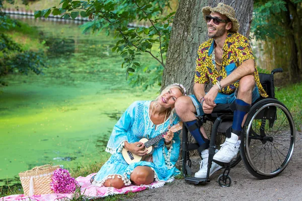 Homem Cadeira Rodas Mulher Loira Com Uma Guitarra Sentada Junto — Fotografia de Stock