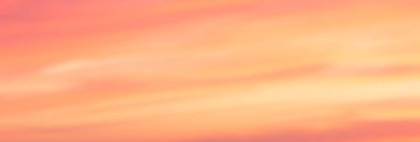 Gün batımında turuncu ve sarı renkli bulutlu gökyüzü bayrağı