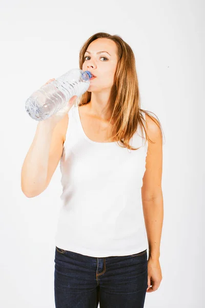 Blond Vrouw Drinken Water Uit Fles Kijken Naar Camera — Stockfoto