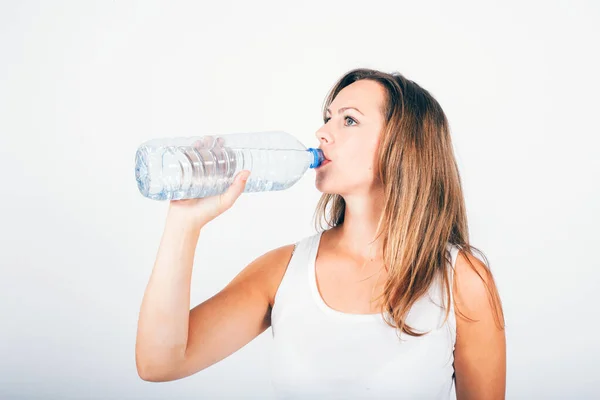 Blond Vrouw Drinken Water Uit Een Fles — Stockfoto