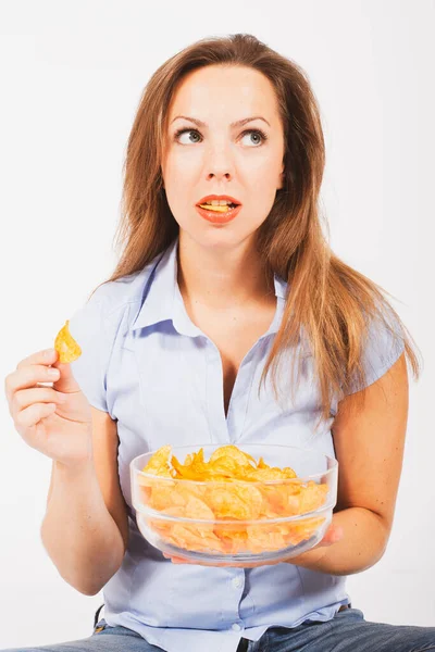Mulher Loira Sentada Comendo Batatas Fritas Uma Tigela — Fotografia de Stock