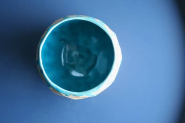 mavi arkaplanda seramik tablo takımı, üst görünüm