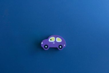 Mavi arka planda mor bir daktilonun ahşap biblosu