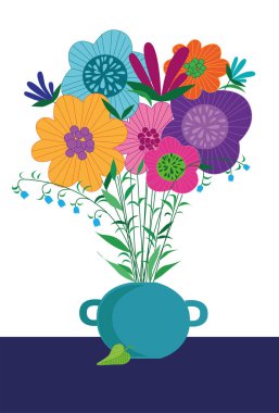 Vazodaki bir buket çiçek beyaz arka plandaki masanın üstünde.