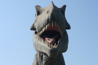 Tyrannosaurus kafası gökyüzünde. Model