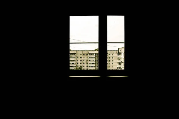 Ablak fekete háttérrel a stílus a minimalizmus — Stock Fotó