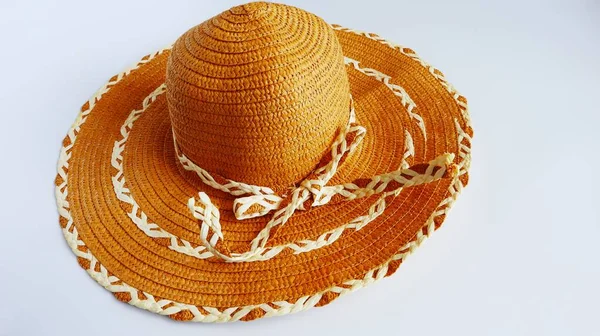 Brun sommar bred brättad hatt närbild på en vanlig vit bakgrund — Stockfoto