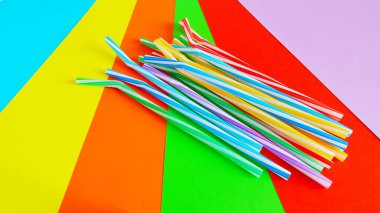 Parlak çok renkli arka planda yakın plan kokteyl pipetleri