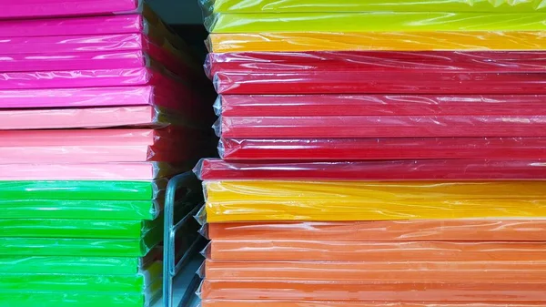 Палитра цветной бумаги для рукоделия на полке в магазине крупным планом — стоковое фото