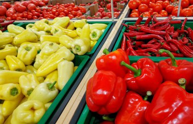 Parlak sarı ve yeşil dolmalık biberler tezgahın üzerinde yakın plan sebzeler.