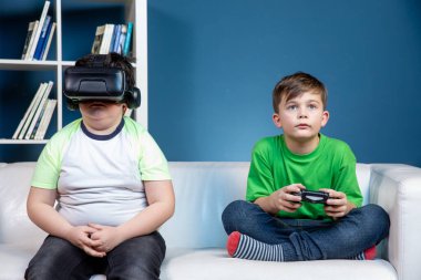 VR kullanmak genç çocuklara empati kurmada ve eğitime yardım etmede fayda sağlayabilir, ancak ebeveynler çocukların VR, akıllı telefon, bilgisayar veya bilgisayar oyunu oynayabileceği süreyi sınırlamalı.