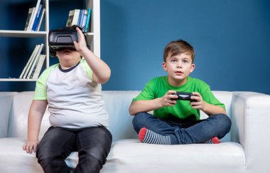 VR kullanmak genç çocuklara empati kurmada ve eğitime yardım etmede fayda sağlayabilir, ancak ebeveynler çocukların VR, akıllı telefon, bilgisayar veya bilgisayar oyunu oynayabileceği süreyi sınırlamalı.