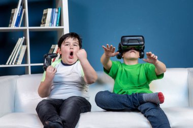 VR kullanmak genç çocuklara empati kurmada ve eğitime yardım etmede fayda sağlayabilir, ancak ebeveynler çocukların VR, akıllı telefon, bilgisayar veya bilgisayar oyunu oynayabileceği süreyi sınırlamalı.