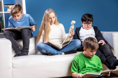 Bir grup arkadaş evde çalışıyor, ders kitapları okuyor ve akıllı aygıtlar kullanmıyor.