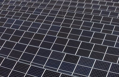 Şehre bakan güneş panelleri