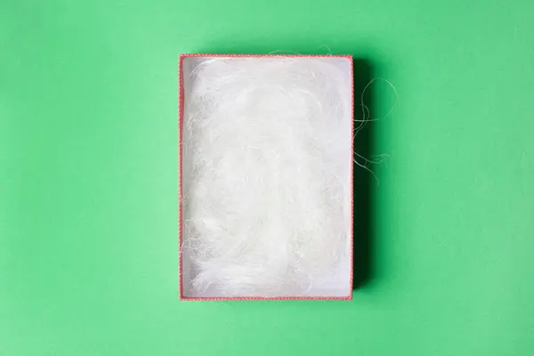 Geöffnete Hellgrüne Schachtel Mit Füllmaterial Auf Grünem Papierhintergrund — Stockfoto