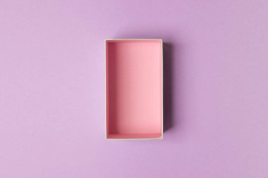 emty mor renkli kağıt arka planda kutu açtı.